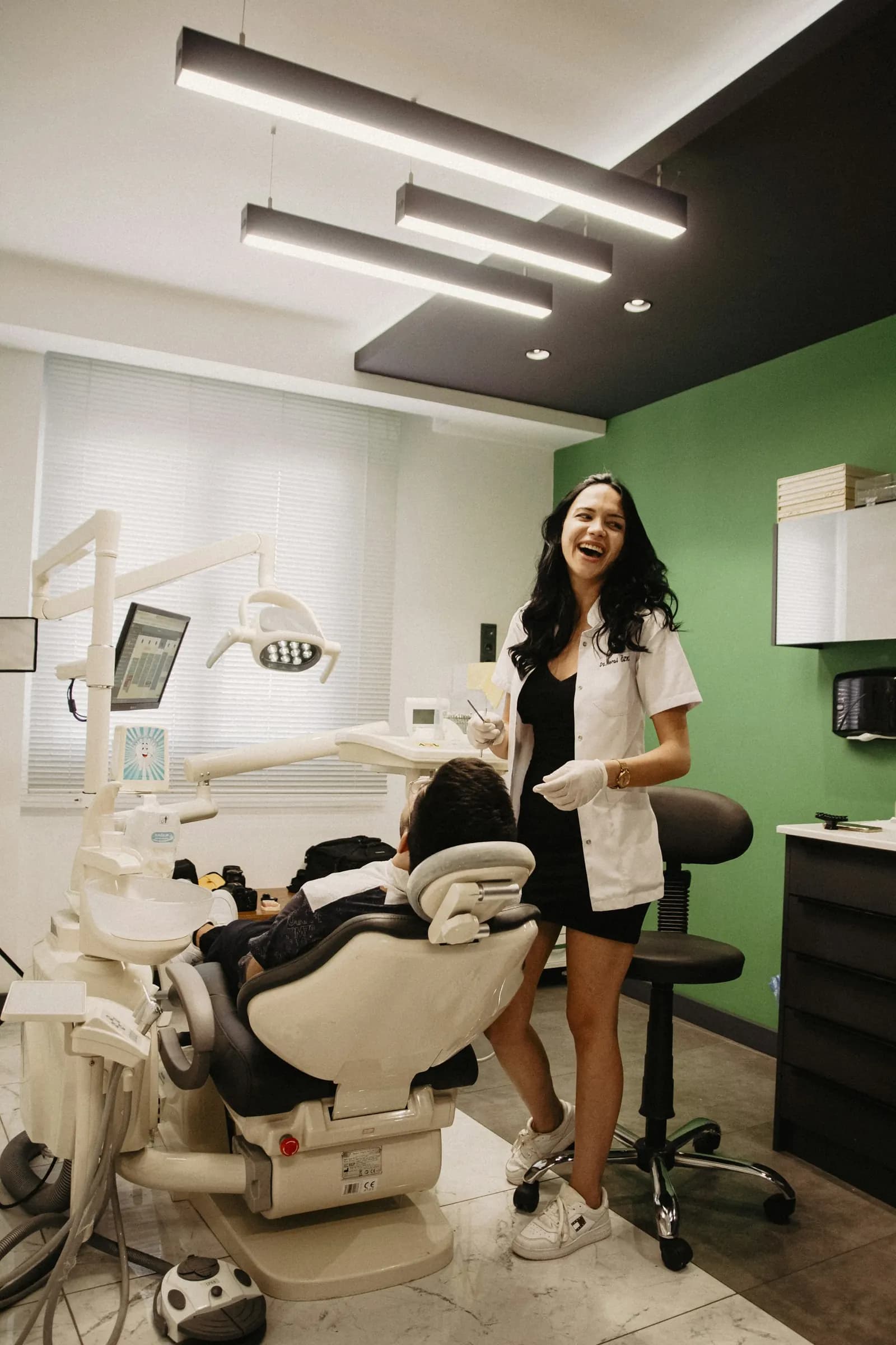 Odontóloga sonriendo en su consultorio